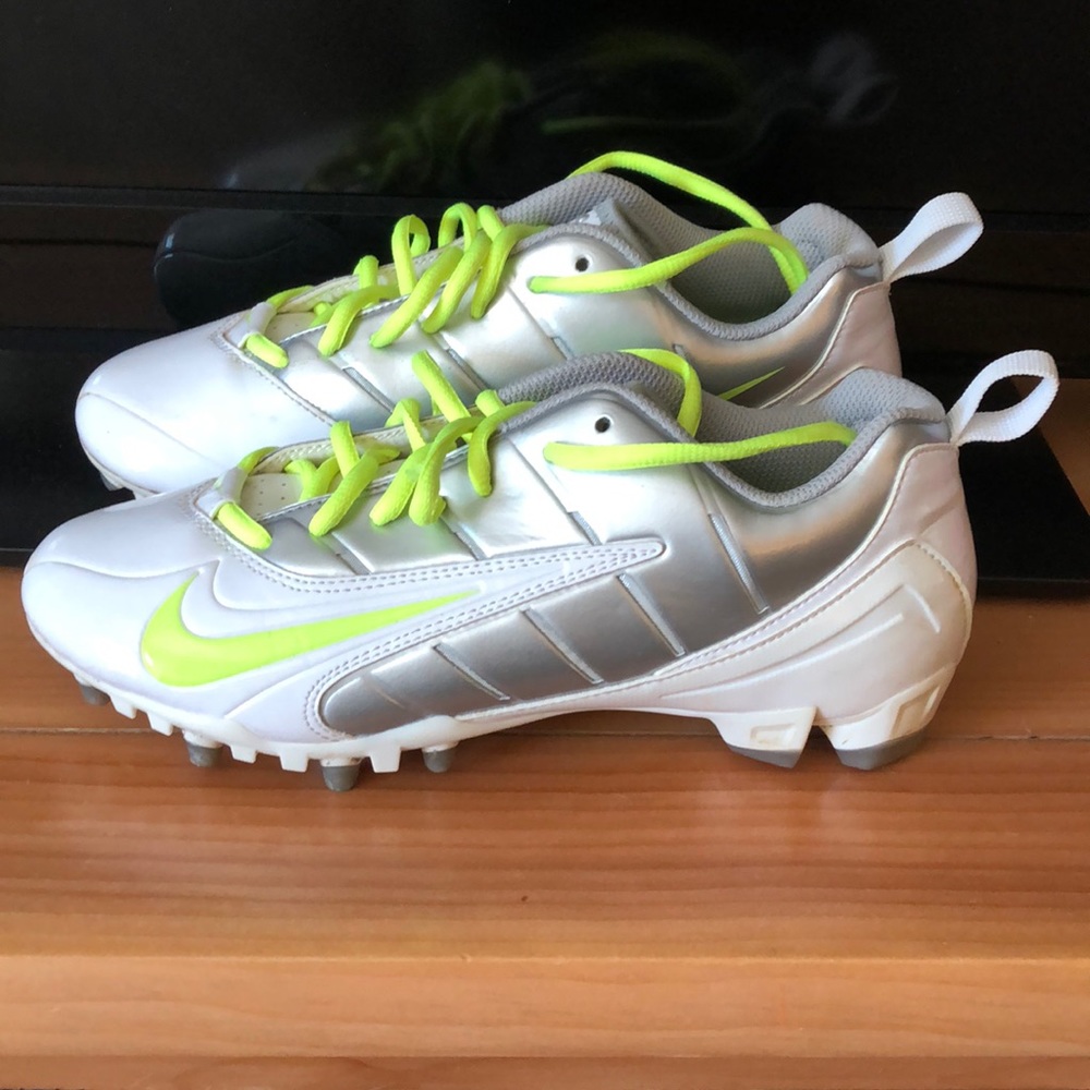 Women’s Nike cleats size 9 worn ones.